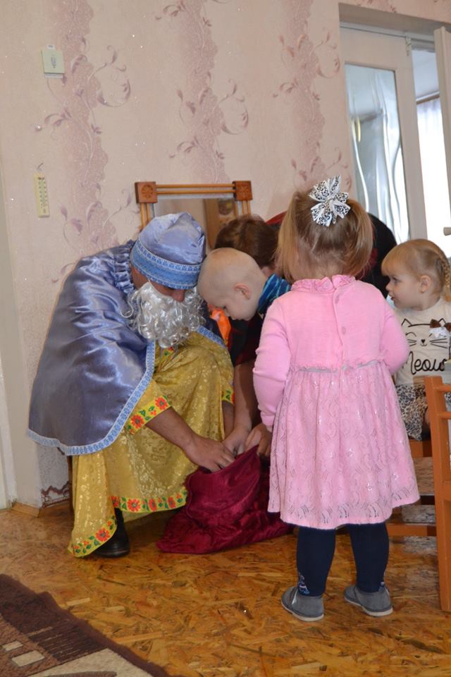 Через поле через гай йде до нас Миколай